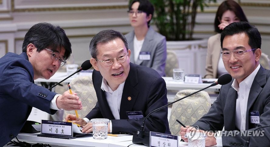 9月13日,在青瓦台迎宾馆,李宗昊(中)出席大韩民国生成式人工智能飞跃发展会议。(图:韩联社)