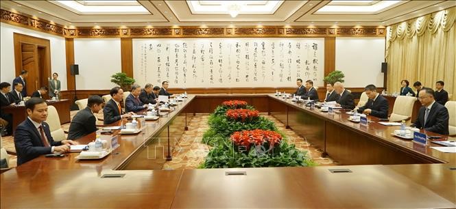 越南公安部长苏霖大将礼节性拜会中共中央政治局常委、书记处书记、中央办公厅主任蔡奇同志。（图：越通社）