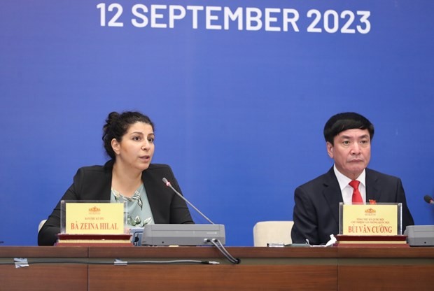 各国议会联盟秘书处代表Zeina Hilal在新闻发布会上回答记者的提问。(图:越通社)