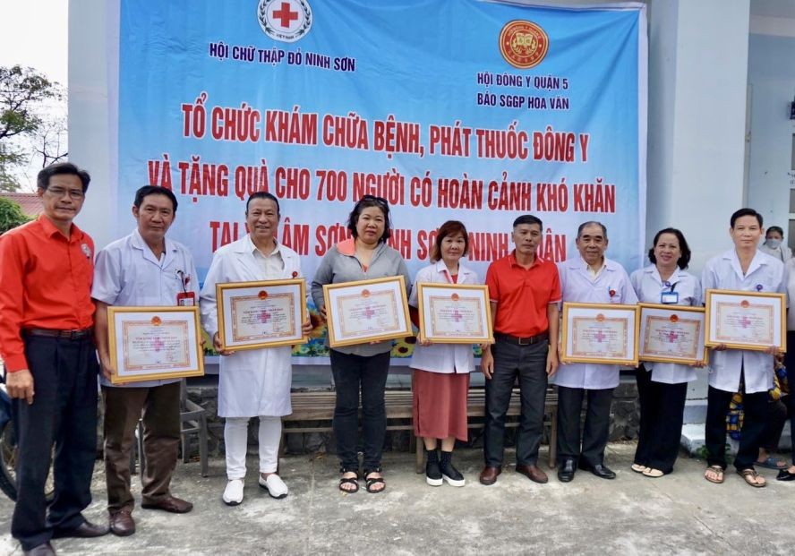 第五郡东医会成员参与义诊获颁发感谢状。