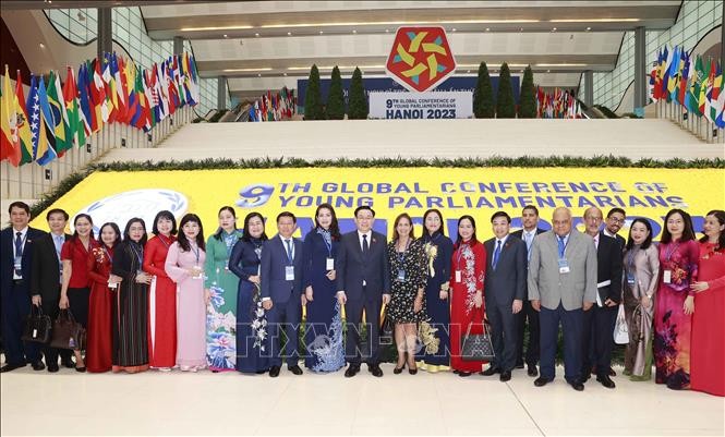 国会主席王廷惠同与会代表合影。(图:越通社)
