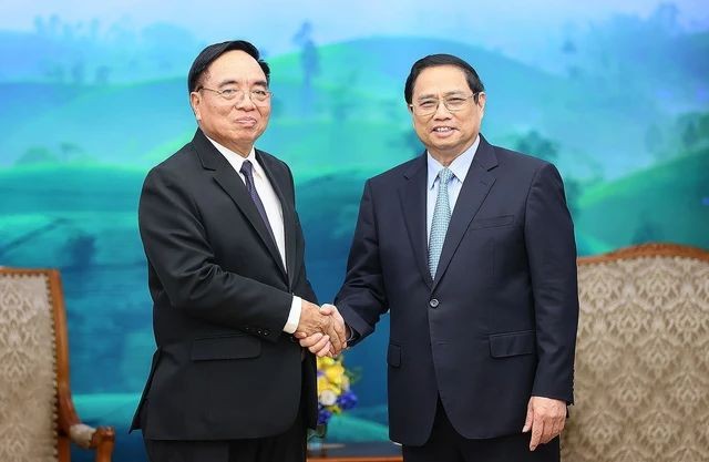 政府总理范明政(右)接见老挝计划投资部长、老-越合作委员会主席坎詹‧冯福西(音)。(图:越通社)