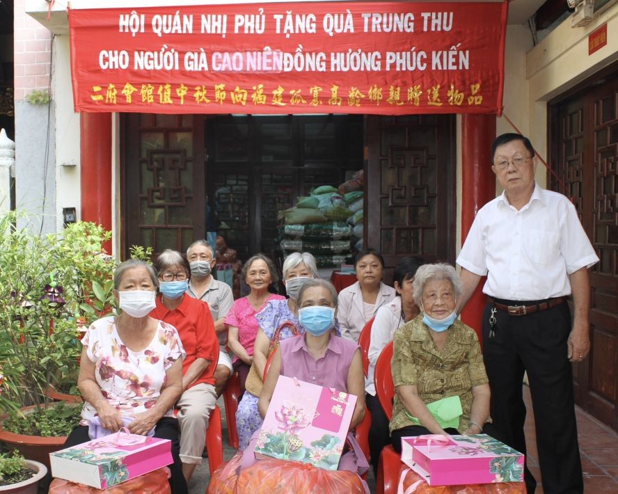 二府会馆副理事长谢忠成向孤寡高龄乡亲赠送中秋礼物。