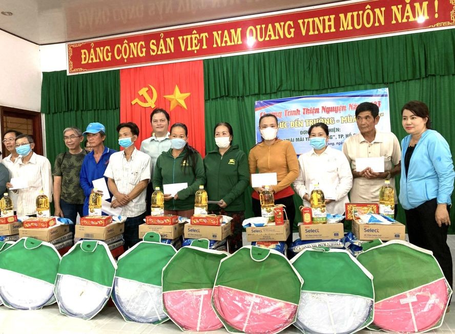 慈善组向贫困户赠送礼物与现金。