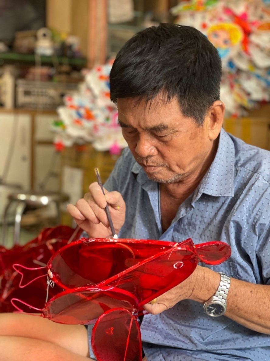 杨爱坤大叔在给花灯装饰点缀。