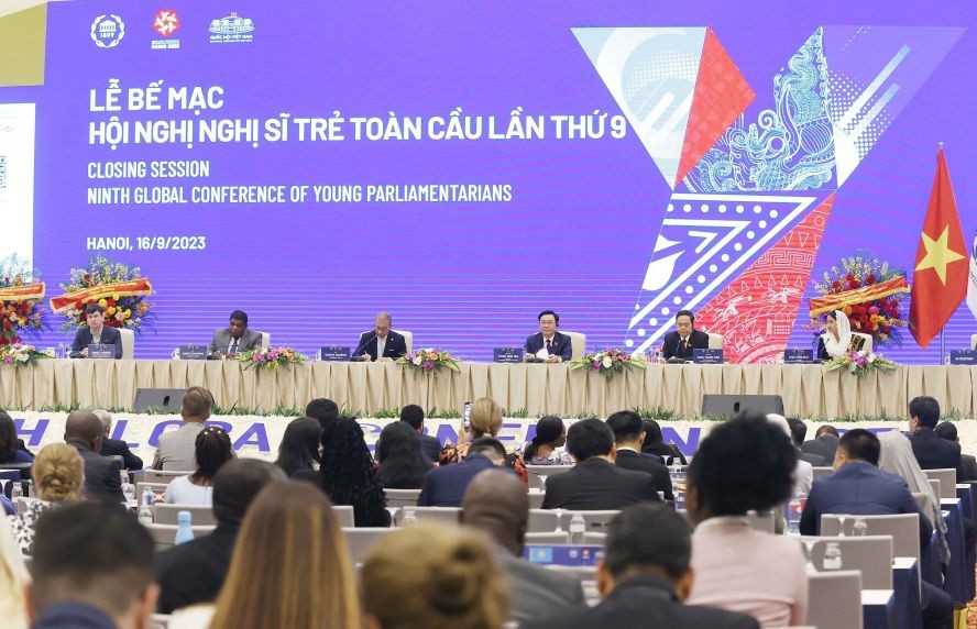 国会主席王廷惠与各代表出席闭幕式。(图:越通社)