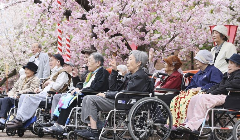 日本厚生劳动省15日发布的数据显示,日本百岁老人人数连续53年创新高,超过9.2万人。(图:互联网)