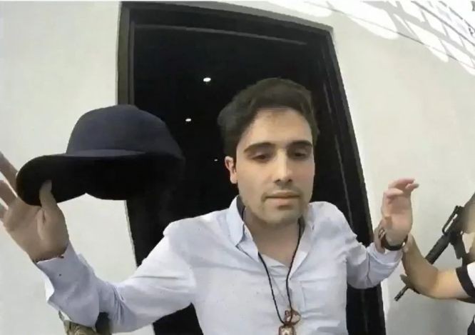 墨西哥知名毒枭古兹曼的儿子奥维迪奥因为贩毒罪,被墨西哥引渡到美国。(图:AFP)