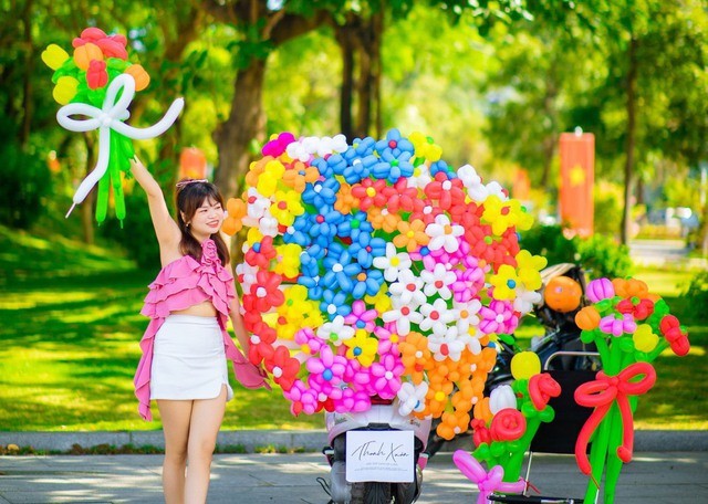 年轻人与气球花车拍照。
