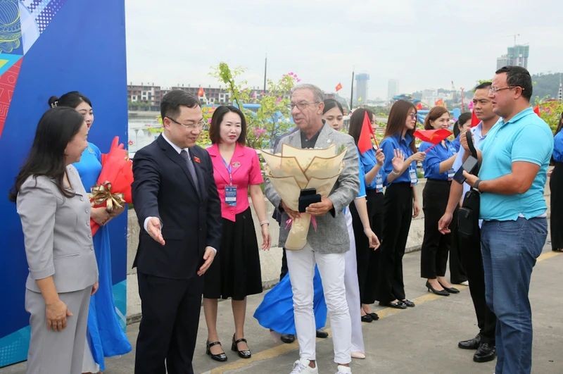 广宁省领导迎接全球青年议员大会代表团前来参观下龙湾。(图:广宁报)