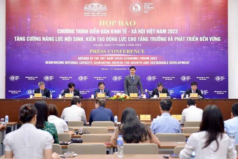 2023年越南社会经济论坛新闻发布会现场一隅。(图:国会办公室)