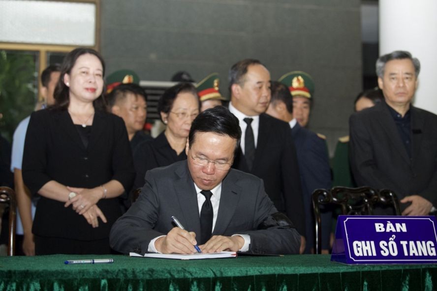 国家主席武文赏在吊唁册上留言。（图：VOV）