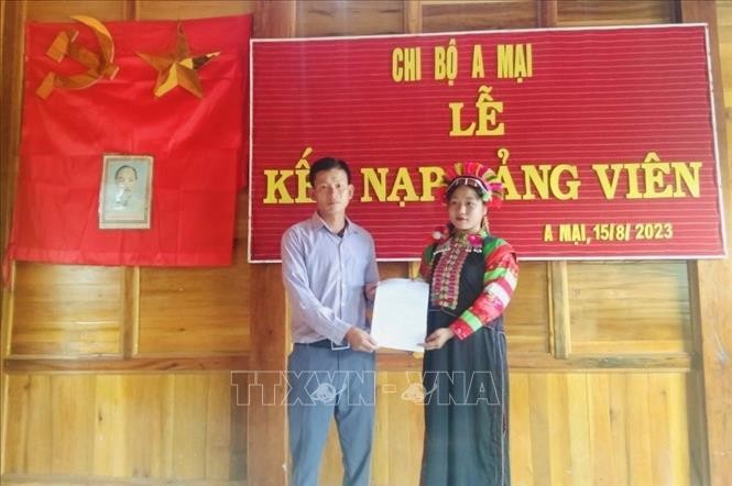 阿麦党支部举行为少数民族女党员接纳入党的仪式。(图:越通社)