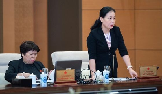 国会办公厅副主任阮氏翠银(右)在会议上发言。