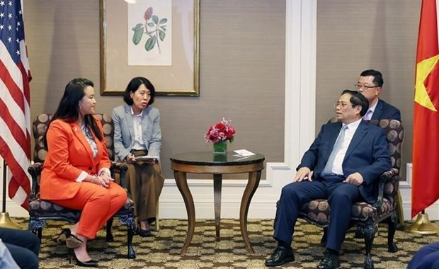 政府总理范明政(右)与奥克兰市长盛涛。(图:越通社)