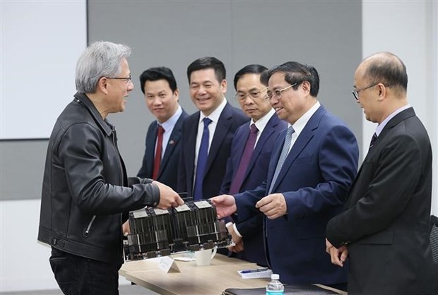 范明政总理造访英伟达半导体芯片制造公司。(图:越通社)