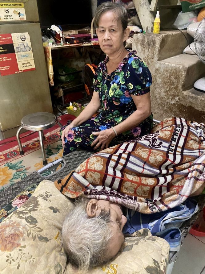 徐丽嫦在照顾吴礼鸿。