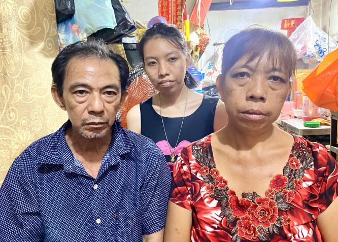 江玉珍(右)与丈夫和女儿。
