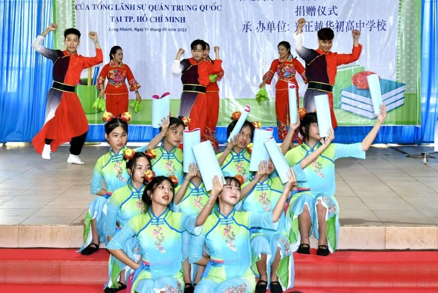 歌舞表演助兴。