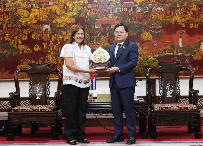 北宁省委书记阮英俊(右)向古巴全国人民政权代表大会副主席安娜‧玛利亚‧马里‧马查多赠送纪念品。(图:NDO)
