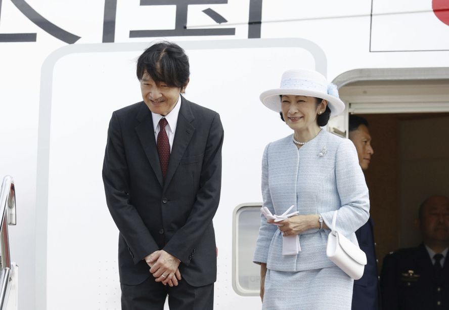 日本皇太子秋筱与纪子公主昨20 日下午抵达河内,开始对越南进行正式访问。(图:共同社)