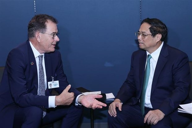 政府总理范明政(右)会见联合国工业发展组织总干事格尔德·穆勒。(图:越通社)