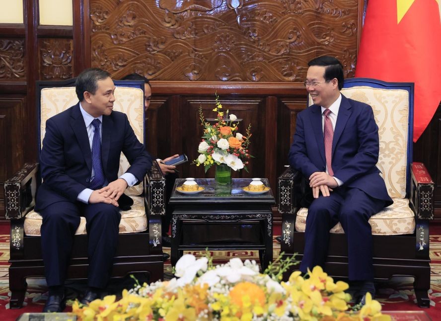 国家主席武文赏(右)与老挝驻越南特命全权大使森菲特‧宏本让交谈。(图:越通社)