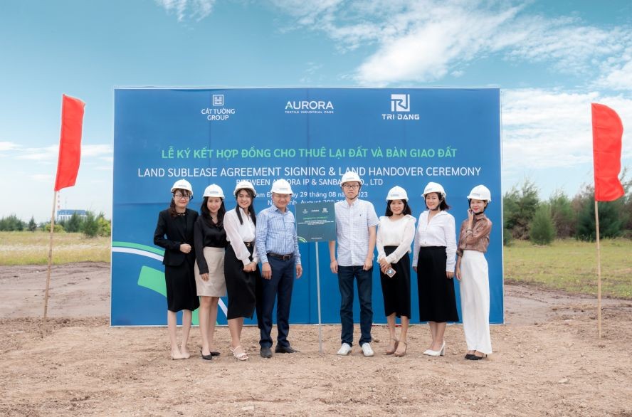 Aurora工业区与SANBANG公司代表在Q1、Q2、Q3号地块上合影留念