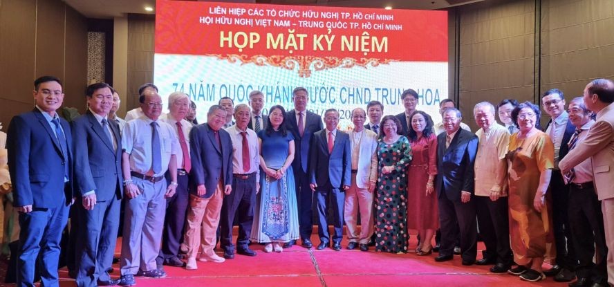 诸位领导与嘉宾合照留念。