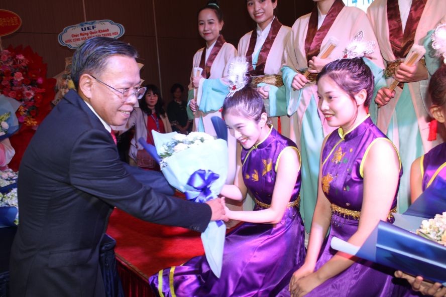 市越中友协主席阮友协向参加文艺表演的大学生赠送鲜花
