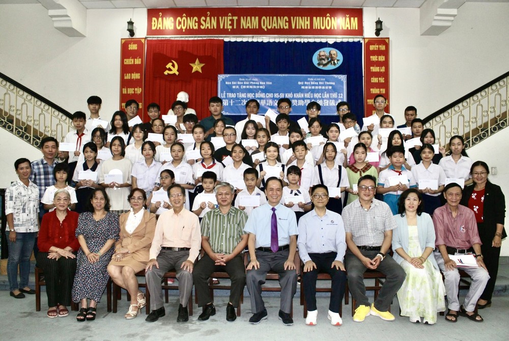 越南台商奖学金基金会、华文《西贡解放日报》和各校领导、代表与全体领取奖学金学生留影。