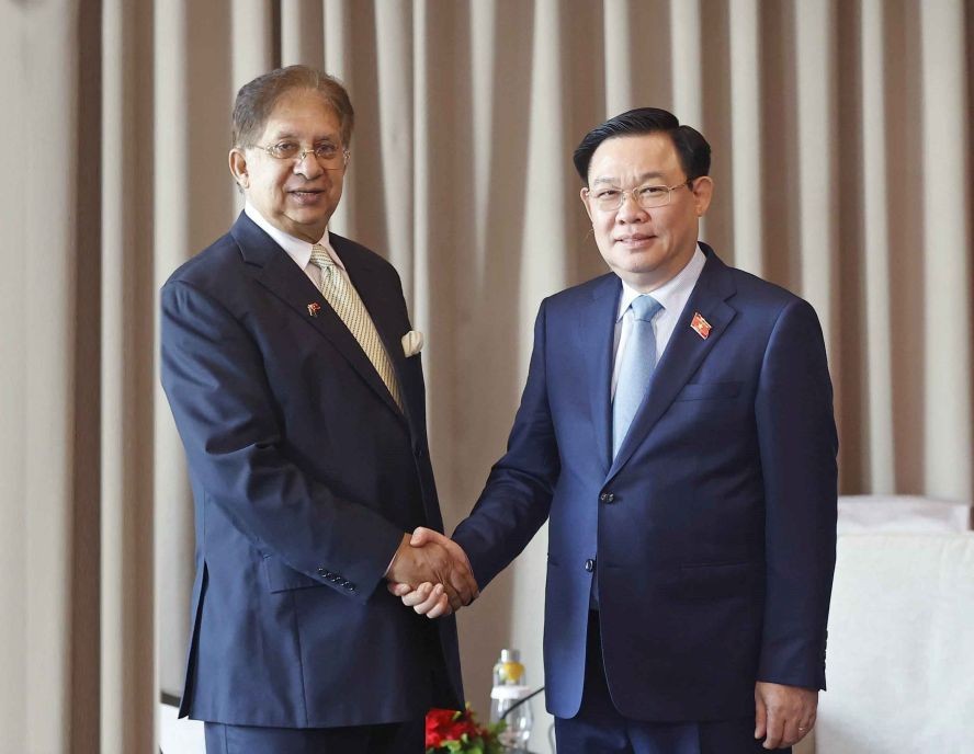 越南国会主席王廷惠会见孟加拉与越南友好协会主席莫彬‧乔杜里。（图：越通社）