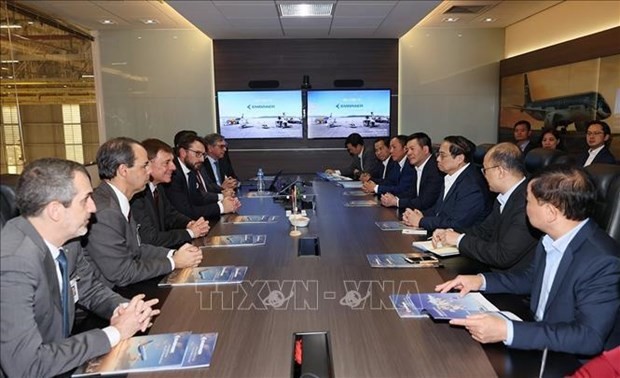 范明政总理与巴西航空工业公司总裁兼首席执行官弗朗西斯科·戈麦斯·内托举行座谈。（图：越通社）