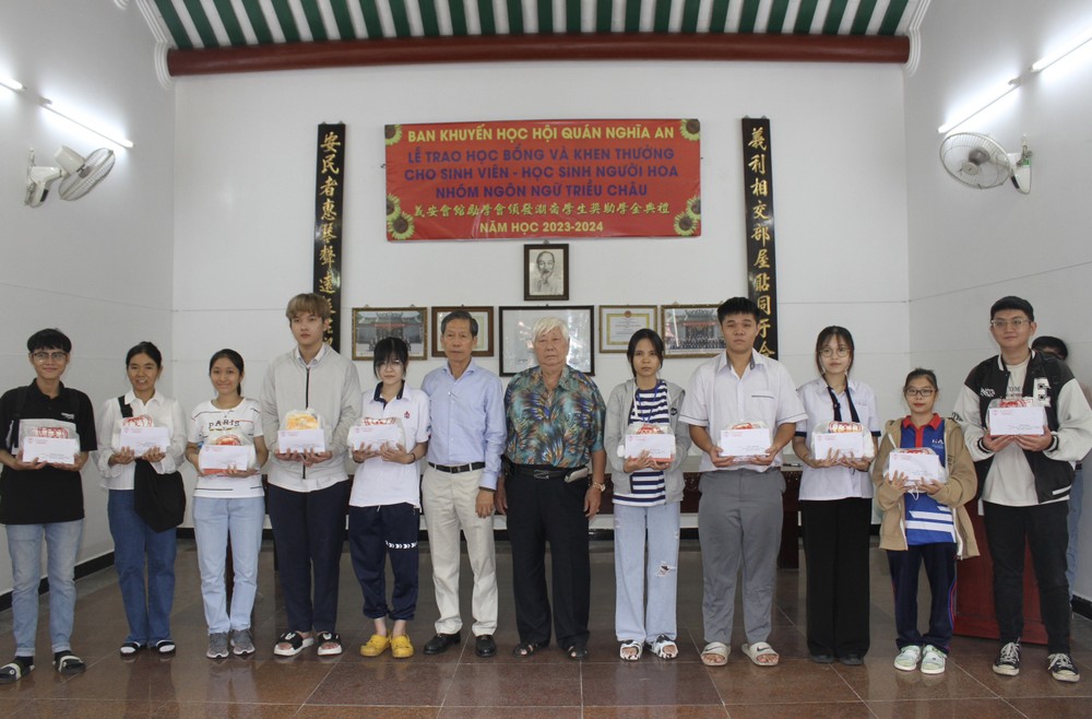 义安会馆理事长陈裕与常值副理事长陈振炎向优秀子弟颁奖。