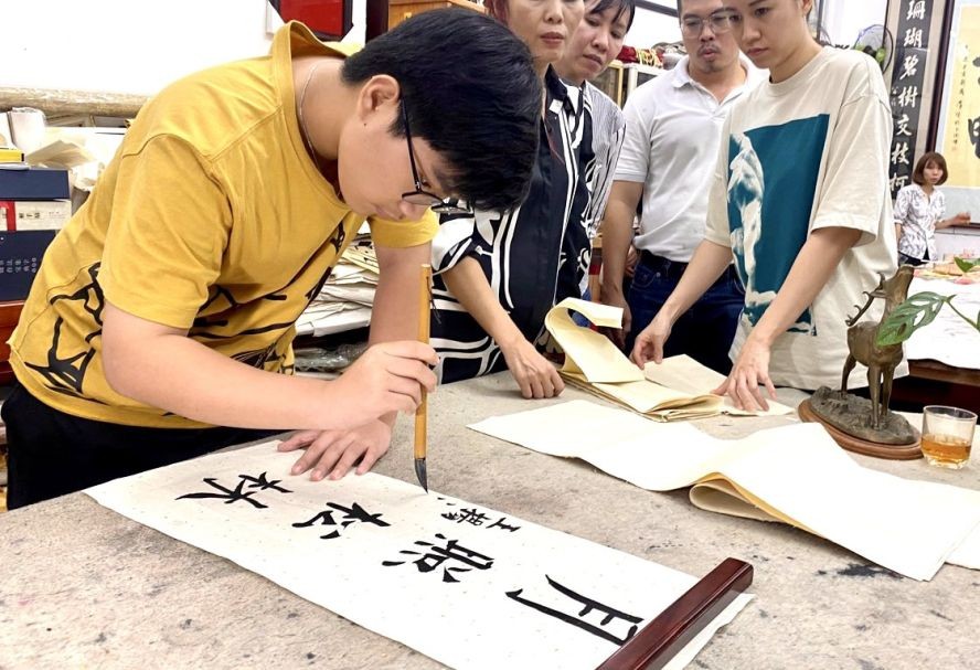 刚学了3个月的黄扬海（14岁）在挥毫。