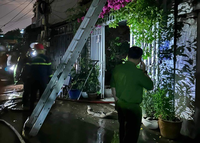 消防队闻讯后赶抵火警现场展开灭火和搜救行动。(图:警方提供)