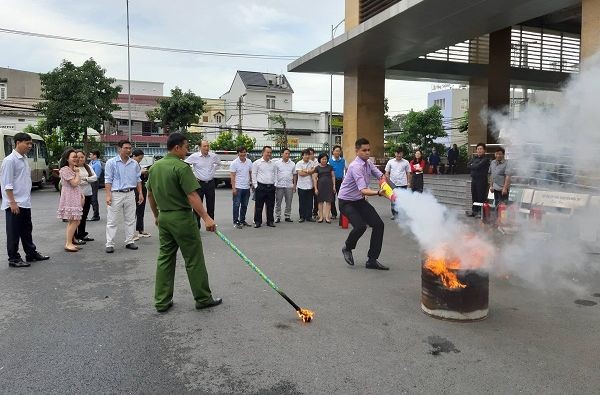 图为本市某一公寓居民演习灭火行动。(图:景线)