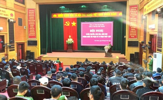2022年以来,清化省民族委员会已为高山贫困区域的4600多名代表召开了34此法律宣传、普及会议。