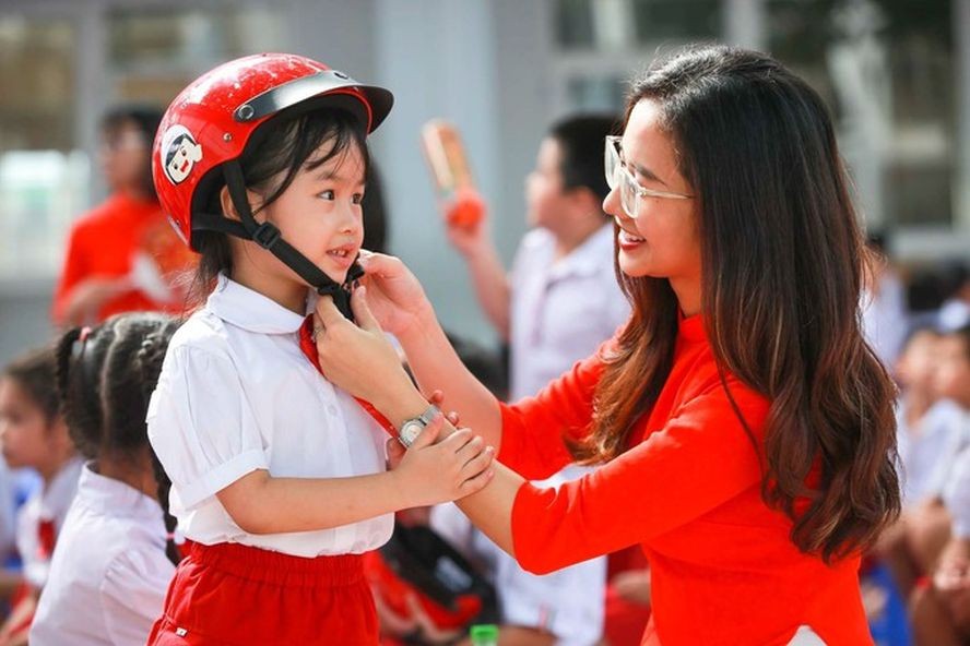 向小学生赠送安全帽
