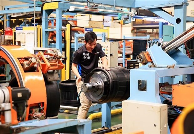 图为西宁省福东工业区赛轮（越南）有限公司的一名工人正在汽车轮胎生产车间工作。（图：越通社）
