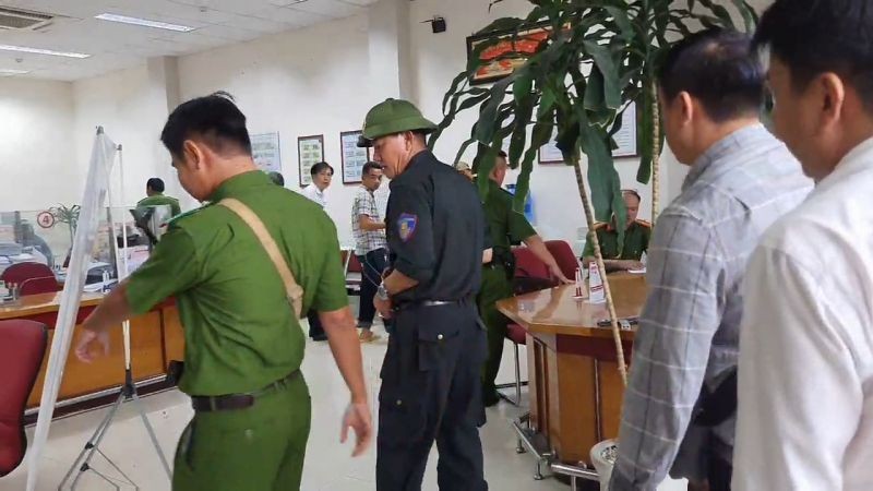 职能力量赶到事发现场进行调查。(图:成仁)