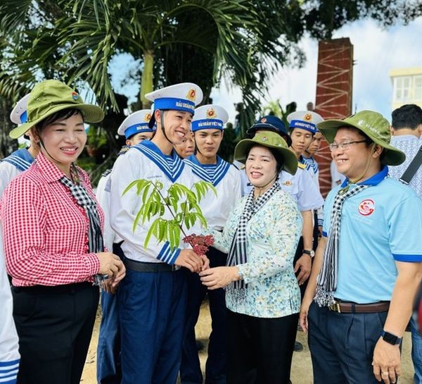 工作团成员探访、慰问、动员和向西南海域各岛屿及DK1-10瞭望台的战士们与人民赠送礼物。