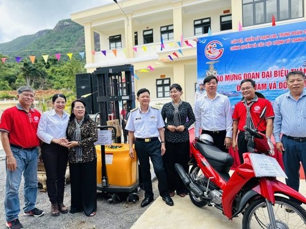 工作团成员探访、慰问、动员和向西南海域各岛屿及DK1-10瞭望台的战士们与人民赠送礼物。