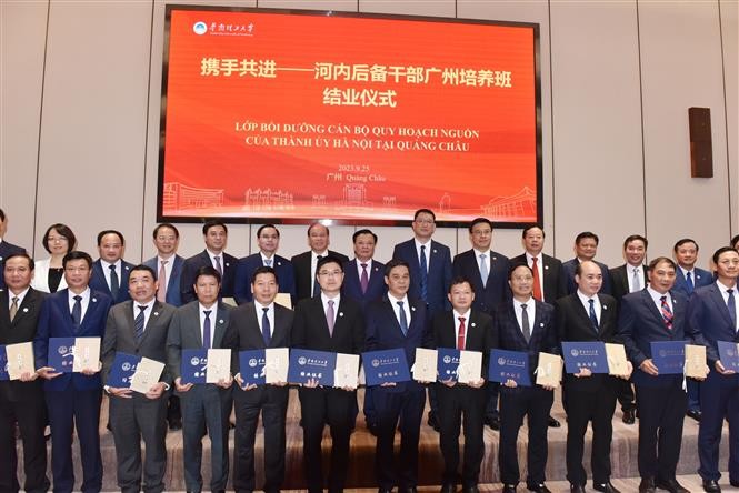 丁进勇同志率河内市高级代表团前往广州出席河内市委人力资源规划干部培训班结业仪式。（图：越通社）