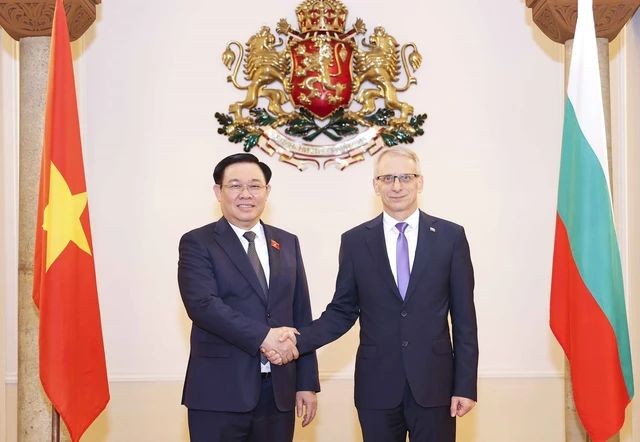 越南国会主席王廷惠会见保加利亚总理尼古拉‧登科夫。(图:越通社)