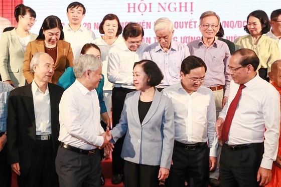 党中央书记处常务书记张氏梅与各代表交谈。