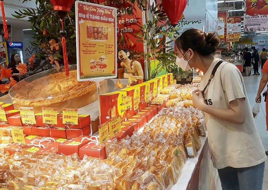 一名女性在Go! & Big C超市选购月饼。(图:TL)