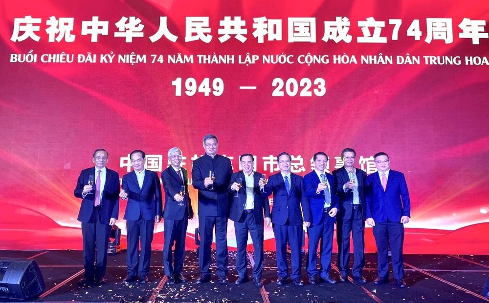 越中各部门代表举杯庆祝中国国庆。 越中各部门代表举杯庆祝中国国庆。