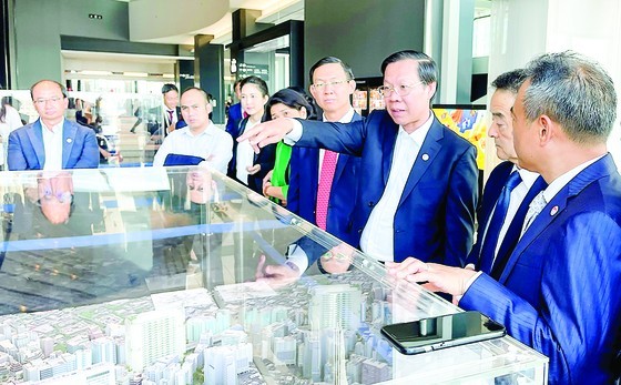 市人委会主席潘文迈与工作团参观涩谷区。(图:艳萍)
