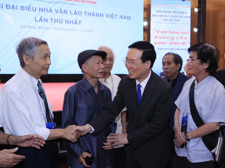 国家主席武文赏与老一辈作家代表。（图：越通社）